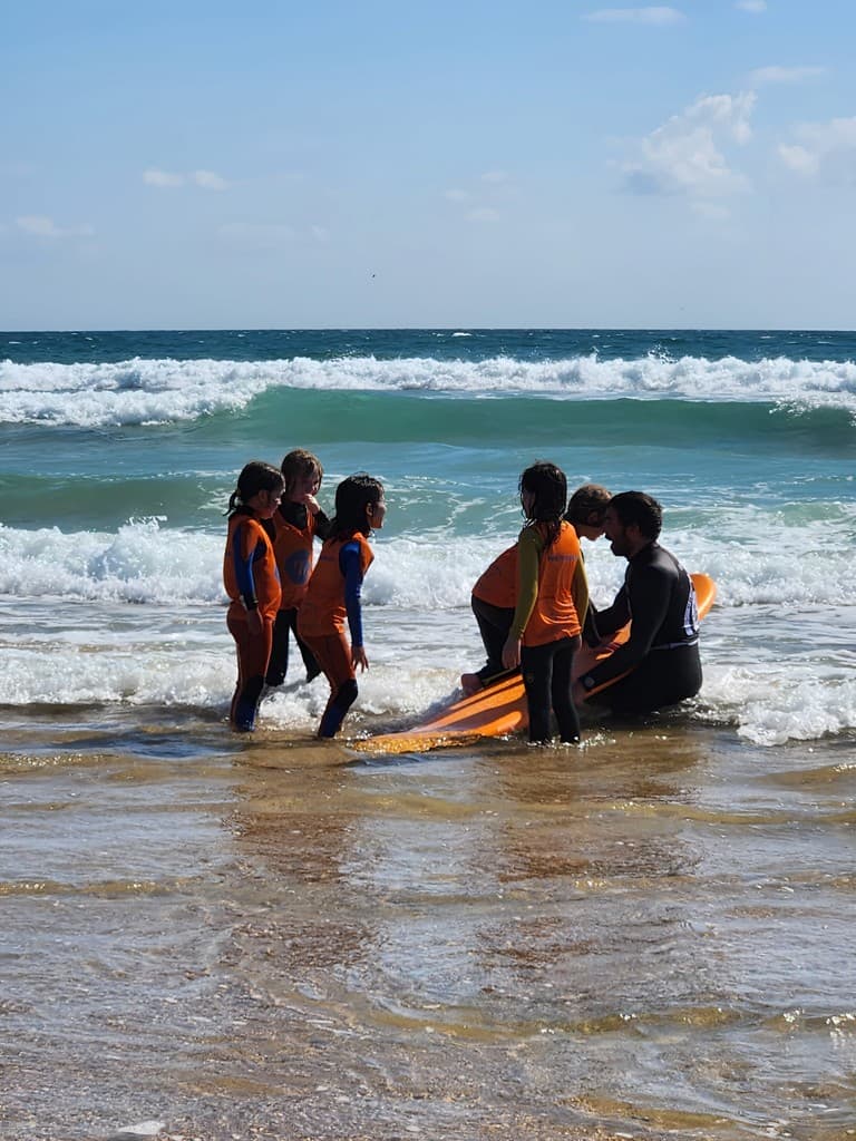 Groupe de surf sur la plage avec des planches