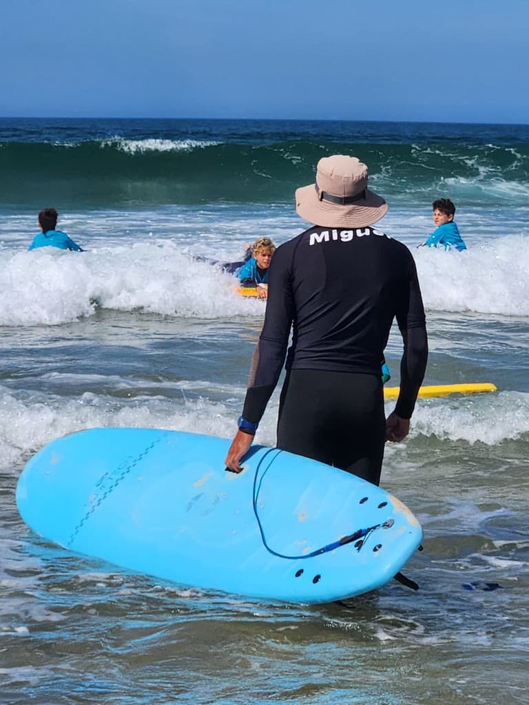 Moniteur de surf observant les vagues