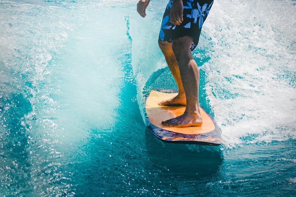 Groupe marchant avec des planches de surf sur la plage