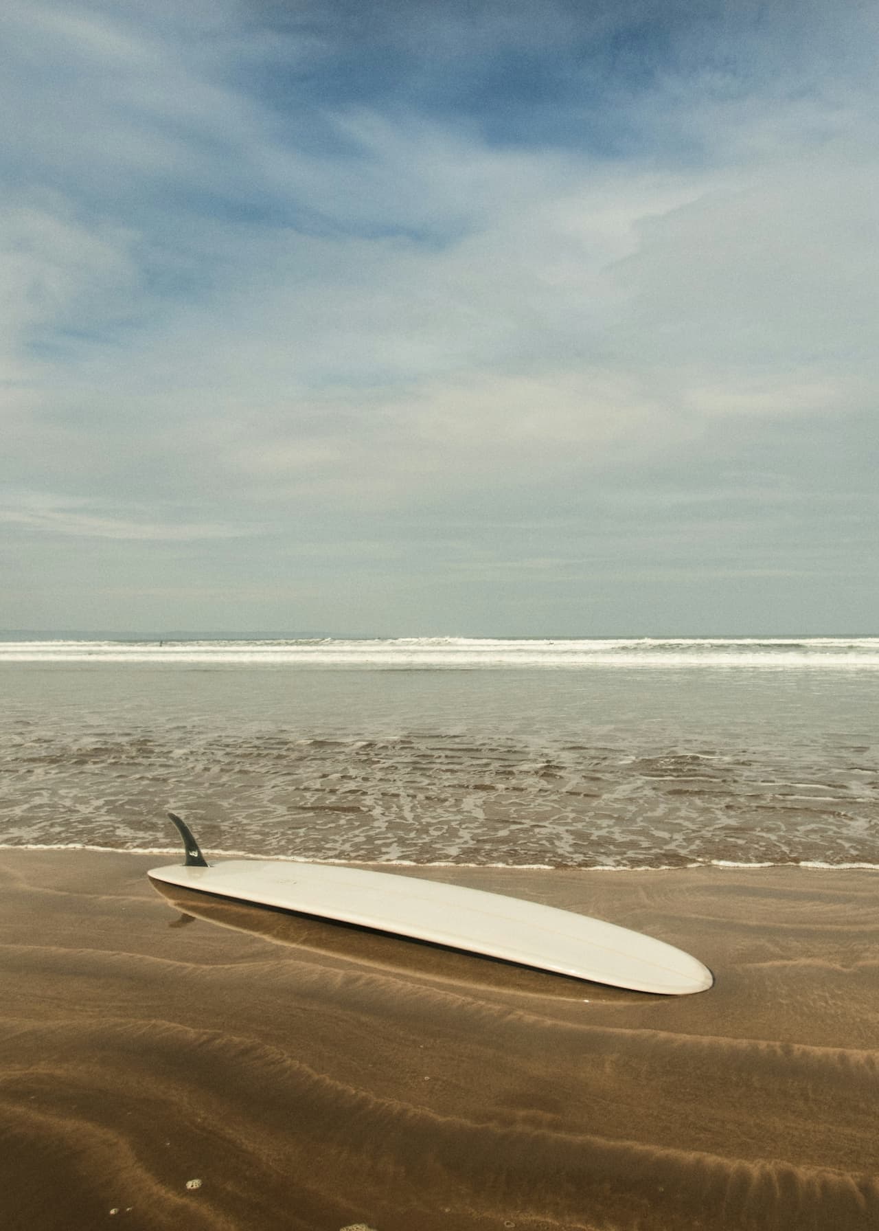 Moniteur de surf observant les vagues