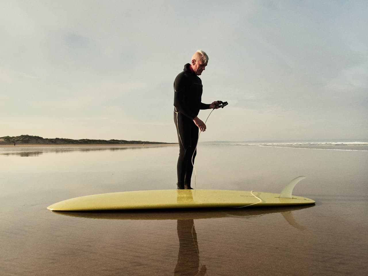 Groupe marchant avec des planches de surf sur la plage
